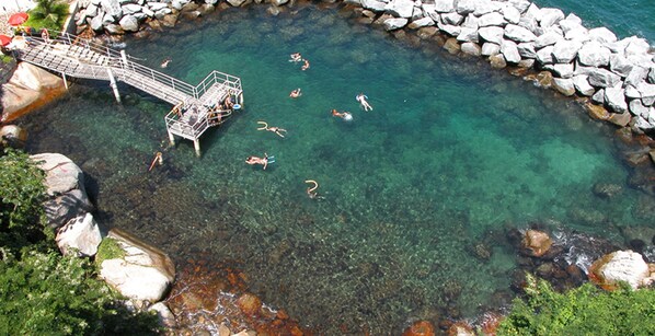 Piscine intérieure, 3 piscines extérieures, parasols