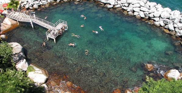 Piscina coperta, 3 piscine all'aperto, ombrelloni da piscina