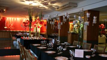 3 restaurants; breakfast, lunch, dinner and brunch served