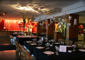 3 restaurants; breakfast, lunch, dinner and brunch served 