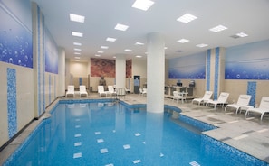 Innenpool, 3 Außenpools, Sonnenschirme