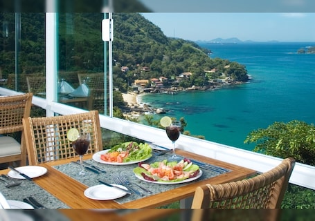 3 restaurants, breakfast, lunch, dinner served; international cuisine. Hotel Porto Real
