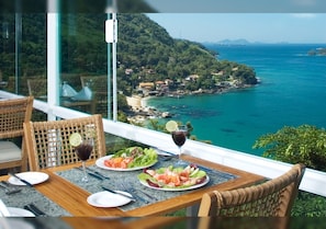 3 restaurants, breakfast, lunch, dinner served; international cuisine
