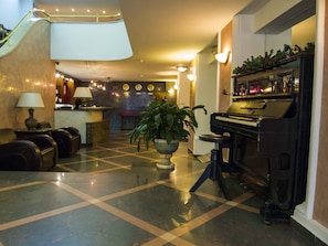 Lobby lounge