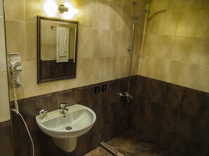 Chambre Familiale | Salle de bain | Sèche-cheveux