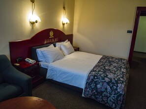 Minibar, in-room safe, desk, soundproofing - Gloria Palace (Sofia)