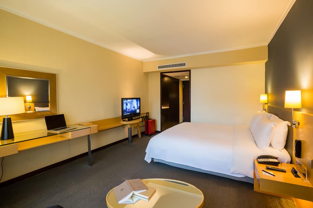 Chambre Standard, 1 trĂšs grand lit (Penta)