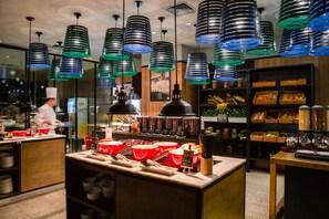 Daily buffet breakfast (CNY 138 per person)