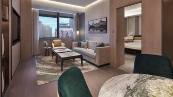 Regency Deluxe Suite | Minibar, in-room safe, desk, blackout drapes