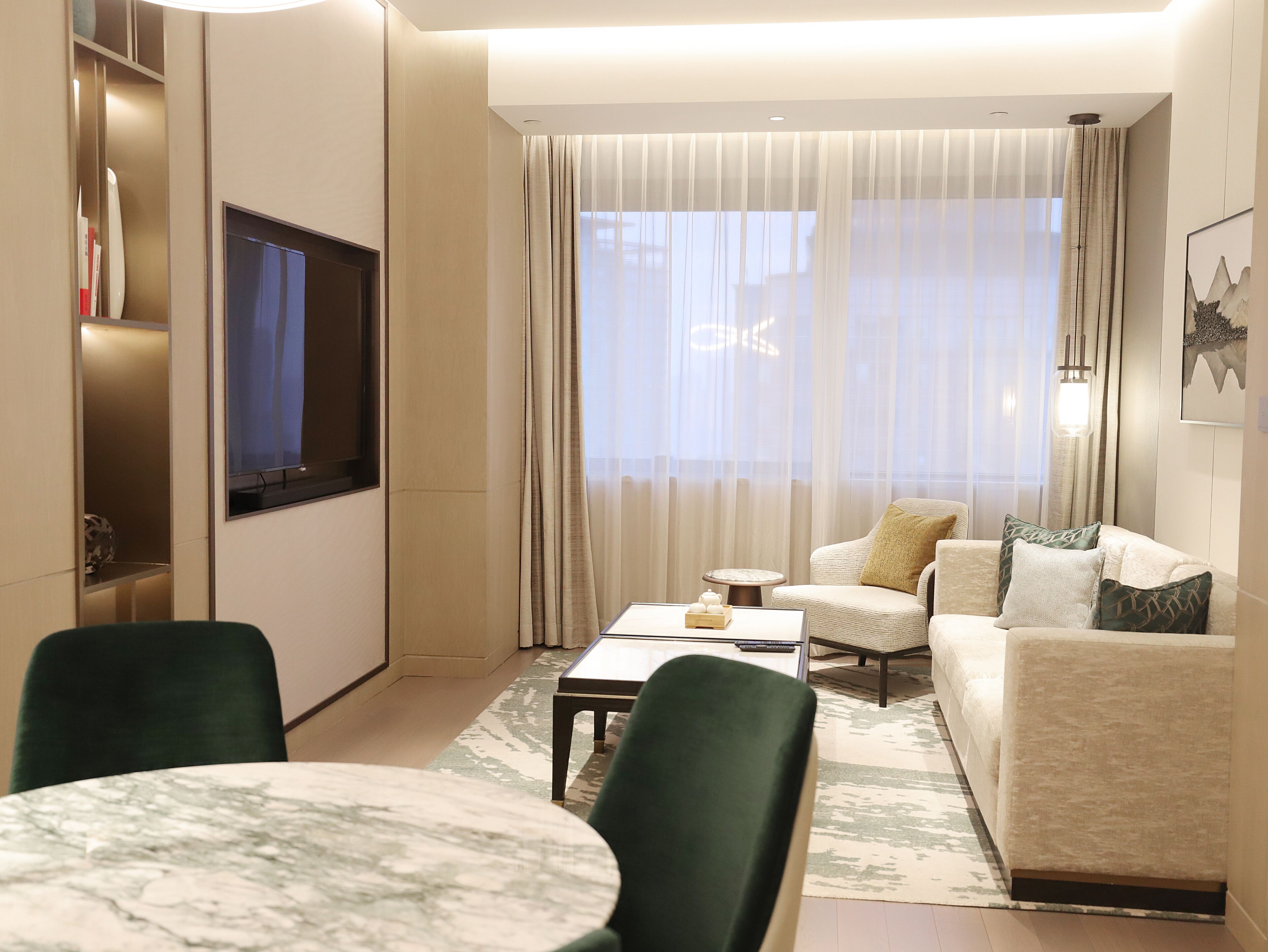 Suite – deluxe (Regency) | Minibar, safe på rommet, skrivebord og blendingsgardiner