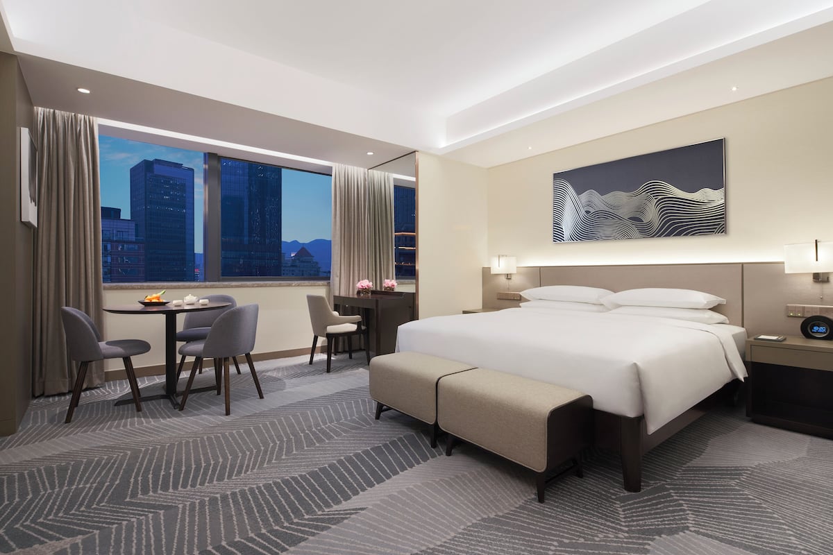 Rom – deluxe, 1 kingsize-seng (Club Access) | Minibar, safe på rommet, skrivebord og blendingsgardiner