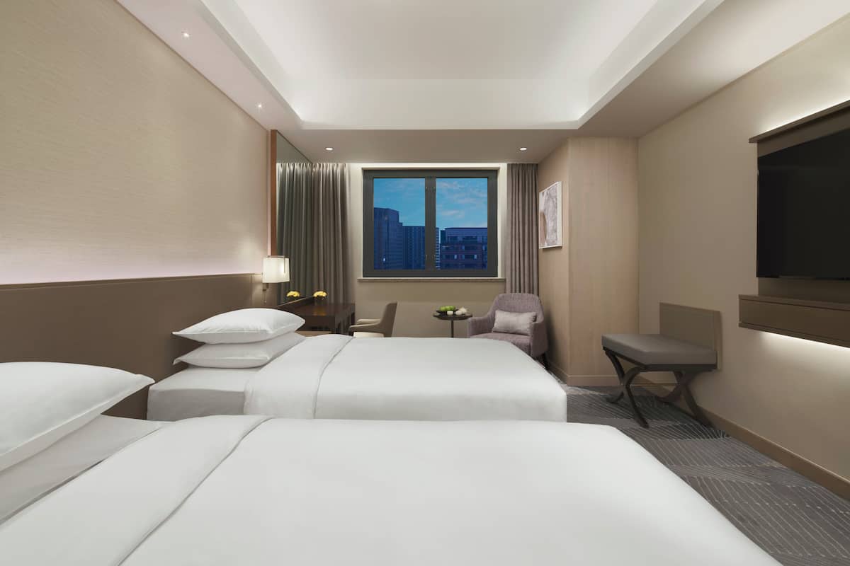 Twin Beds Club | Minibar, in-room safe, desk, blackout drapes