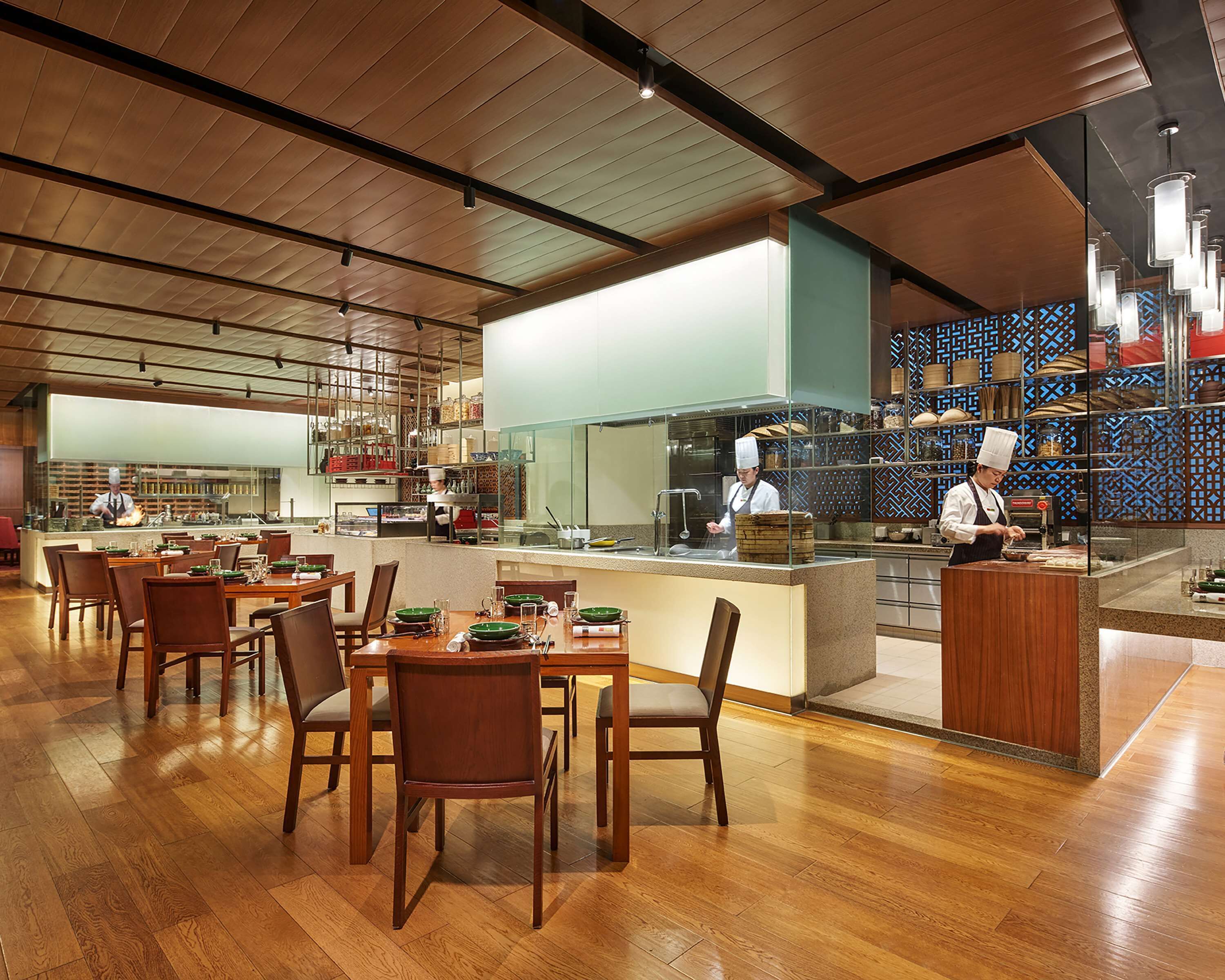 2 restaurants servant le petit déjeuner, le déjeuner et le dîner