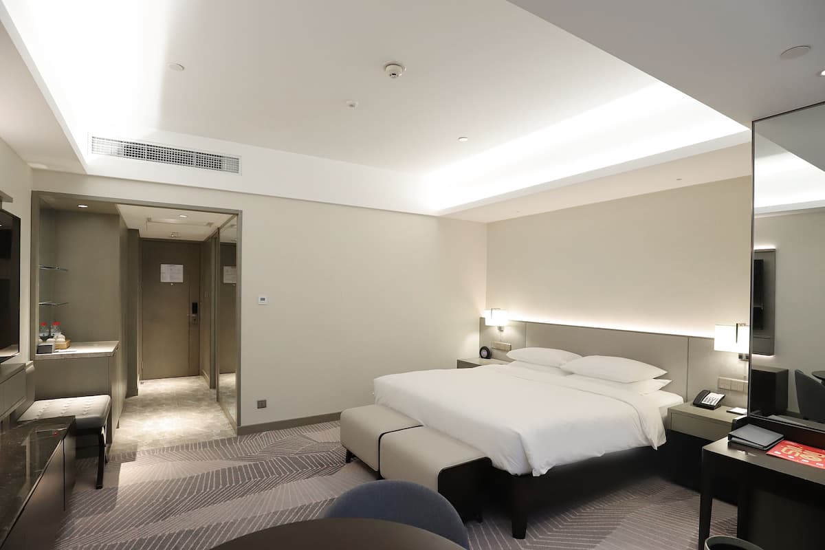 King Bed Club Deluxe | Minibar, in-room safe, desk, blackout drapes
