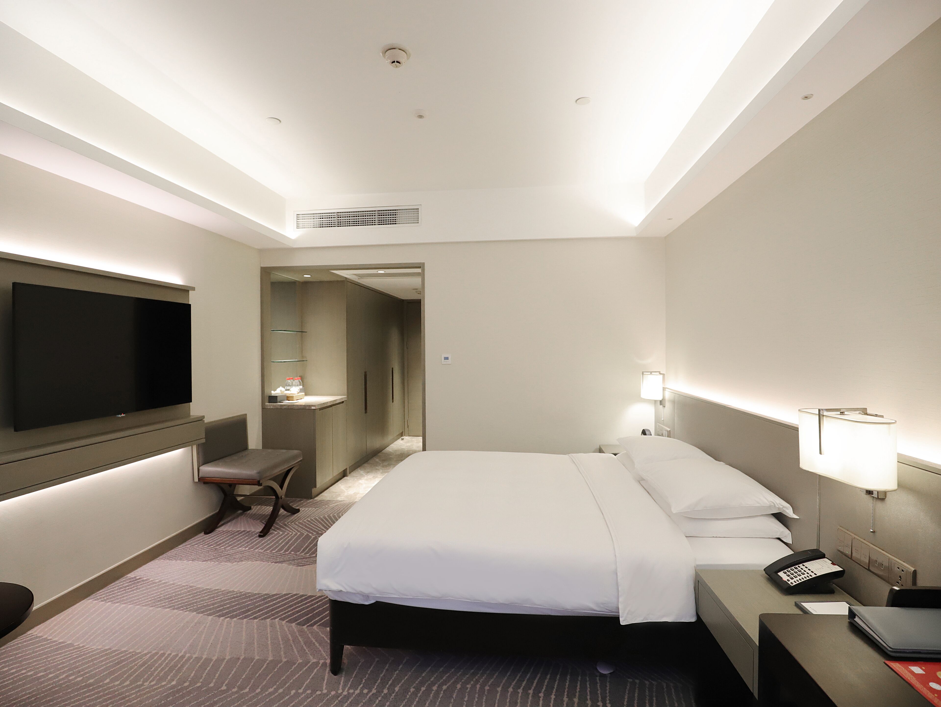 King Bed Club | Minibar, in-room safe, desk, blackout drapes