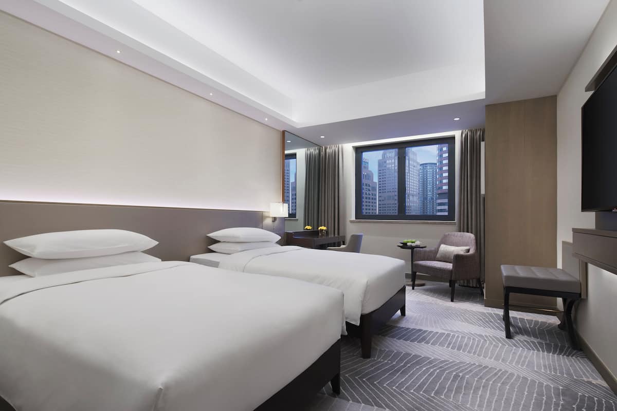 Twin Beds | Minibar, in-room safe, desk, blackout drapes