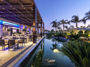 4 restaurantes; se sirve almuerzo y cena