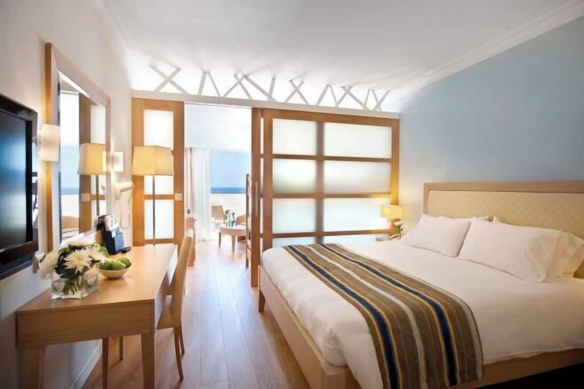 Premium bedding, in-room safe, soundproofing, bed sheets