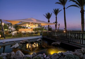 4 restaurants, lunch, dinner served; international cuisine 