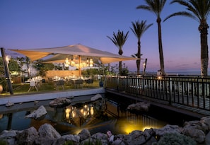 4 restaurants, lunch, dinner served; international cuisine