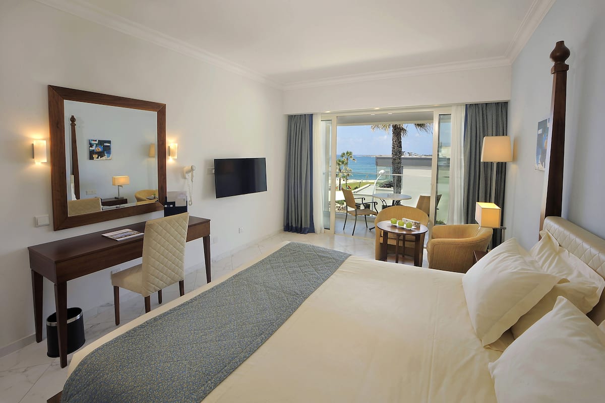 Superior Double Room, Partial Sea View | Premium bedding, in-room safe, soundproofing, bed sheets