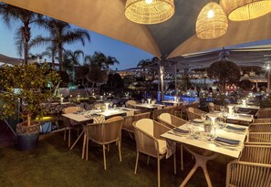 4 restaurants, lunch, dinner served; international cuisine