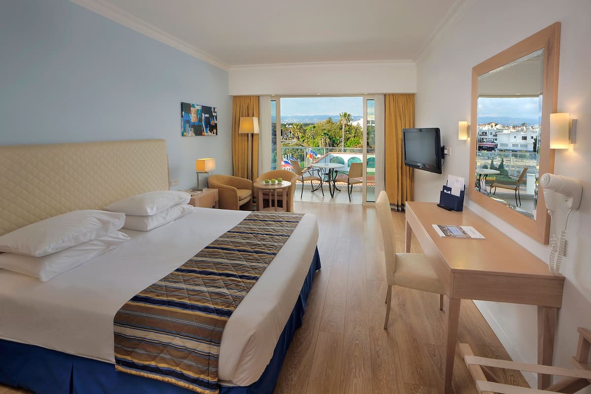 Deluxe Double Room, Mountain View | Premium bedding, in-room safe, soundproofing, bed sheets