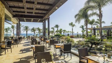6 restaurants; breakfast, lunch and dinner served