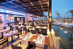 4 restaurants, lunch, dinner served; international cuisine 