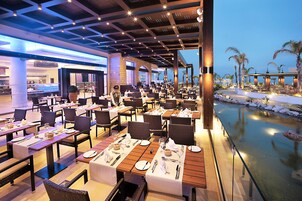 4 restaurantes; se sirven almuerzos, cenas y cocina internacional 