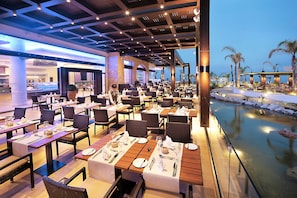 4 restaurants, lunch, dinner served; international cuisine