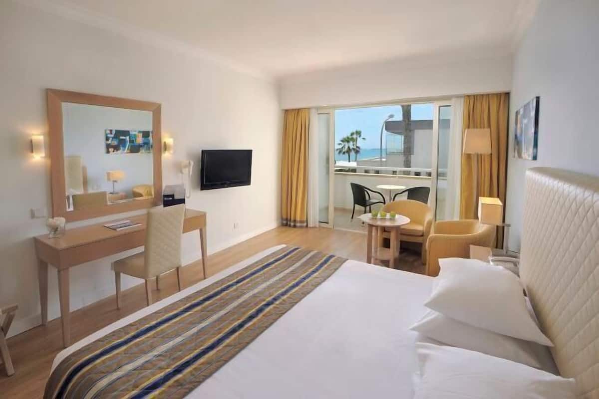Premium bedding, in-room safe, soundproofing, bed sheets