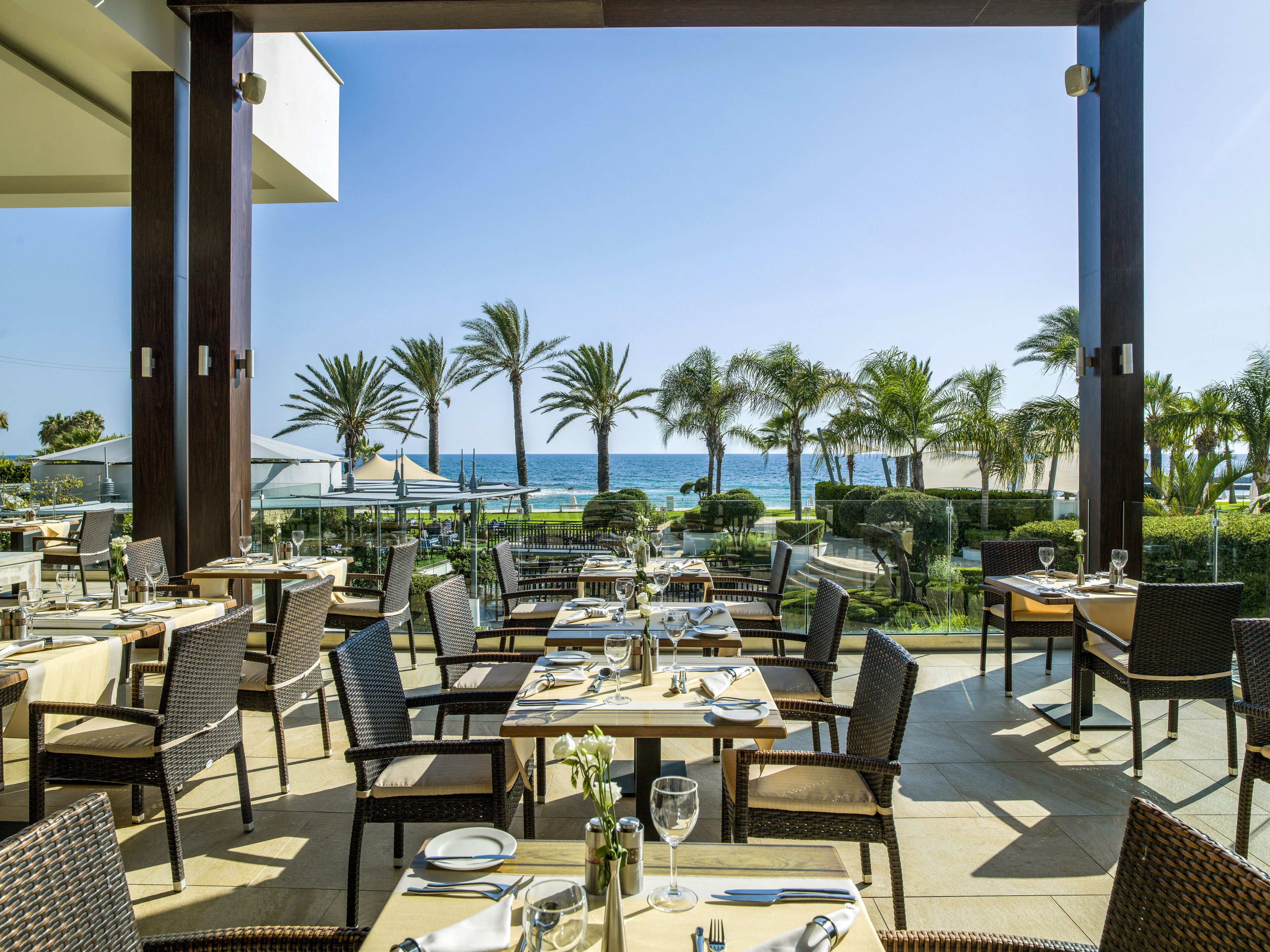 4 restaurantes; se sirve almuerzo y cena; cocina internacional