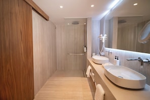 Superior Suite | Bathroom | Free toiletries, hair dryer, bathrobes, slippers - Grecian Park Hotel (Paralimni)