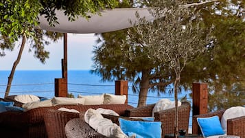 4 bars/lounges, poolside bar, beach bar
