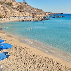 Beach nearby, free beach shuttle, sun loungers, beach umbrellas