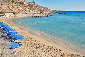 Beach nearby, free beach shuttle, sun-loungers, beach umbrellas