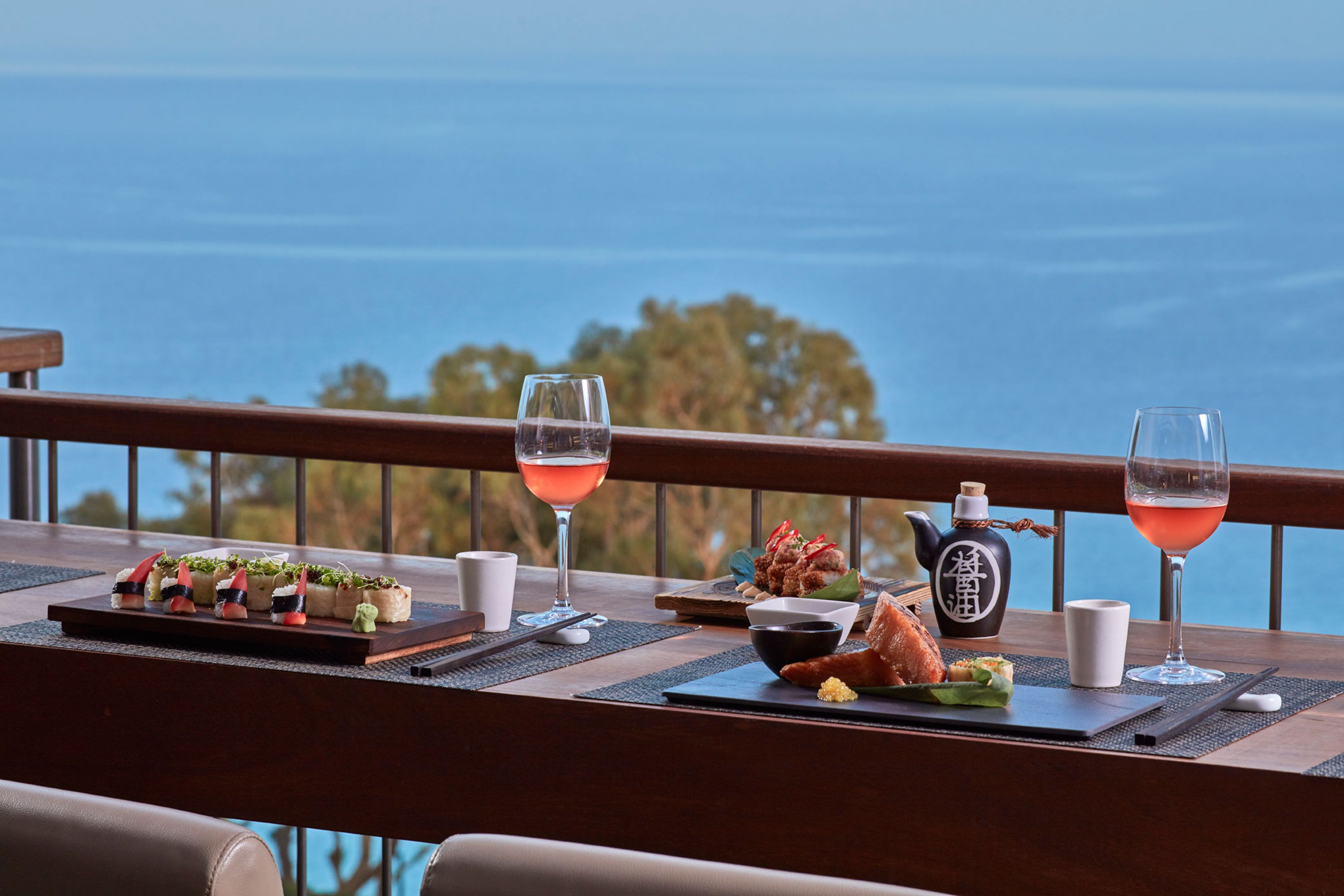 Une table à manger dressée avec des plats et des boissons, offrant une vue panoramique.