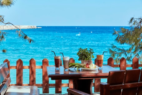 4 bares, bar junto a la piscina, bar en la playa. Grecian Park Hotel