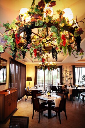 5 restaurants, breakfast, lunch, dinner served; international cuisine