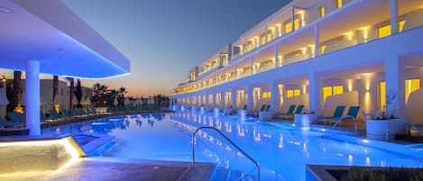 Indoor pool, seasonal outdoor pool, sun loungers