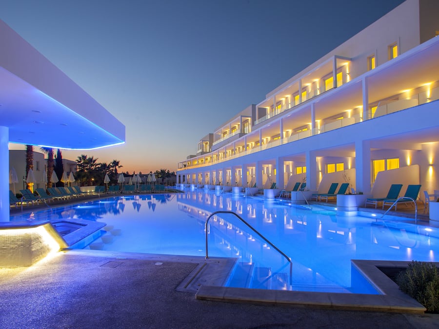 Innenpool, AuĂenpool (je nach Saison geöffnet), LiegestĂŒhle