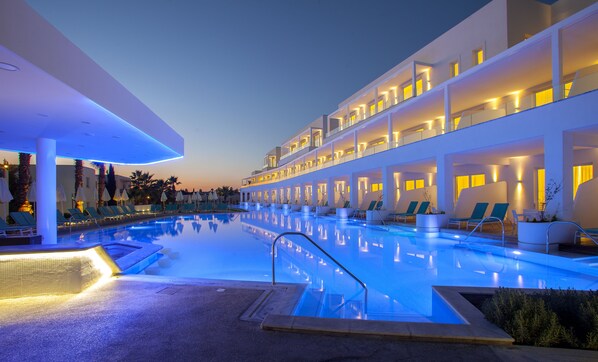 Una piscina techada, una piscina al aire libre de temporada