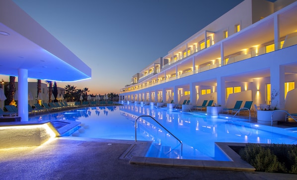 Indoor pool, seasonal outdoor pool, sun loungers