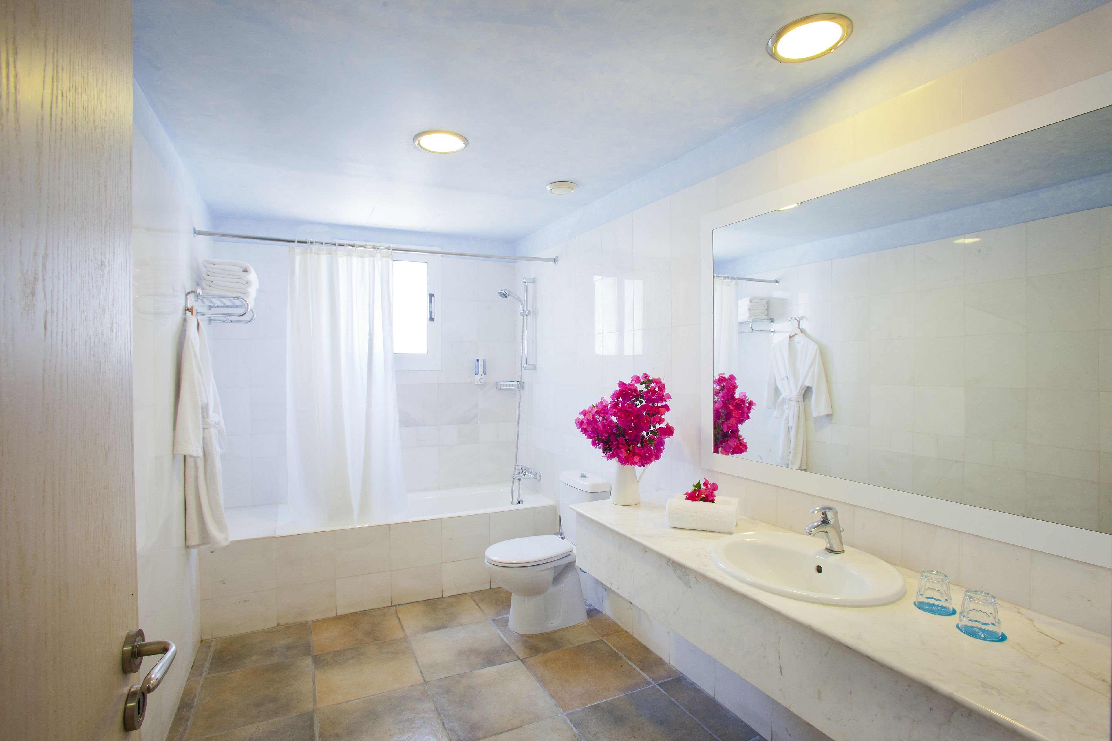 Un baño moderno con bañera, inodoro y lavamanos.