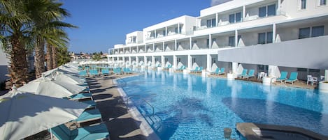 Indoor pool, seasonal outdoor pool, pool loungers