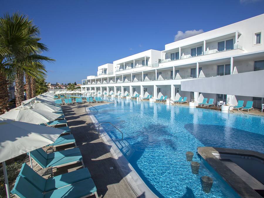 Piscina coperta, piscina stagionale all'aperto, lettini