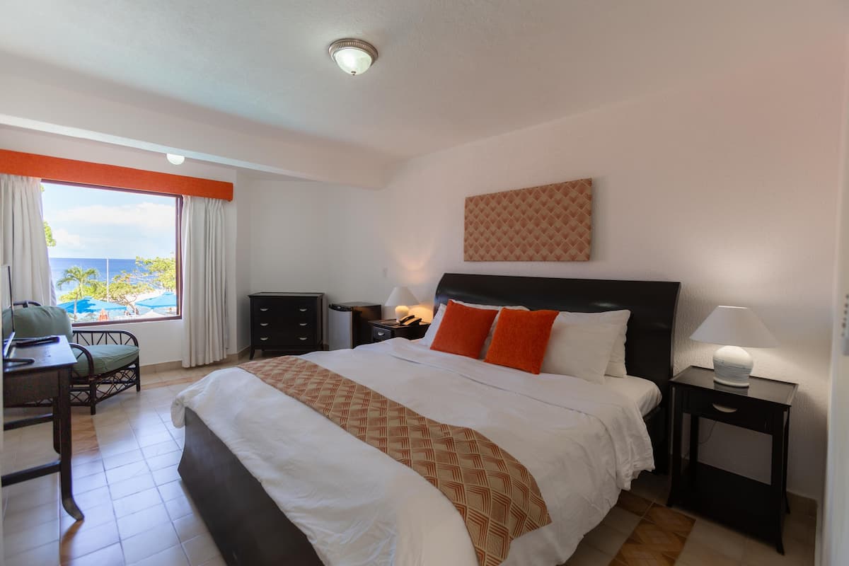 Studio, 1 King Bed | 1 bedroom, in-room safe, individually decorated, desk