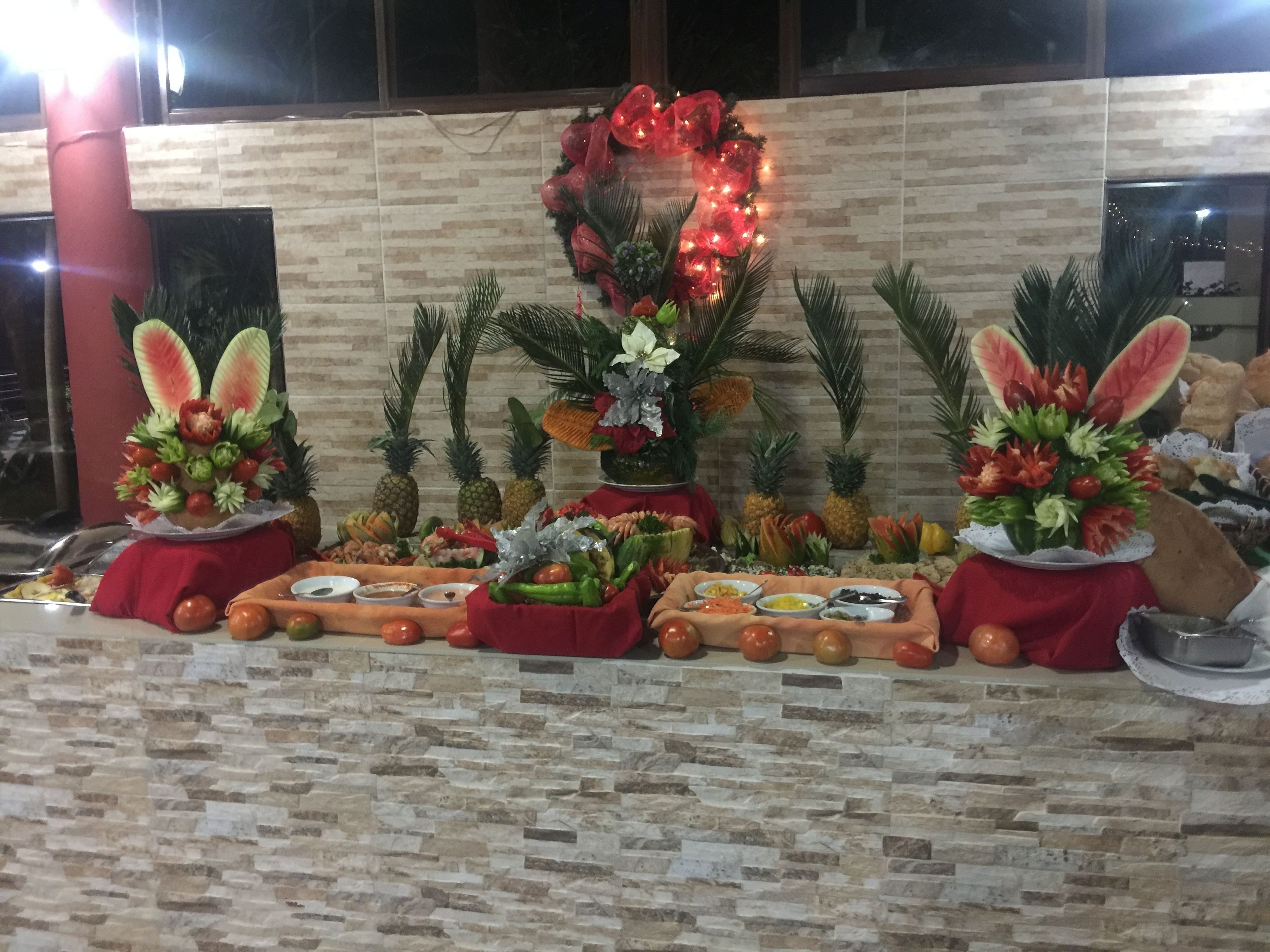 Un buffet proposant une variété de plats et agrémenté de décorations centrales.