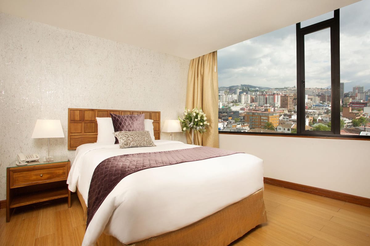 Premium bedding, in-room safe, desk, blackout drapes